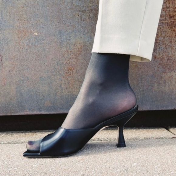 Stuart Weitzman Tia 75 Slide Sandals. Size 6 - Picture 7 of 7